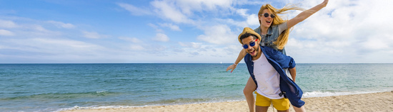 Ein glückliches Paar am Strand.